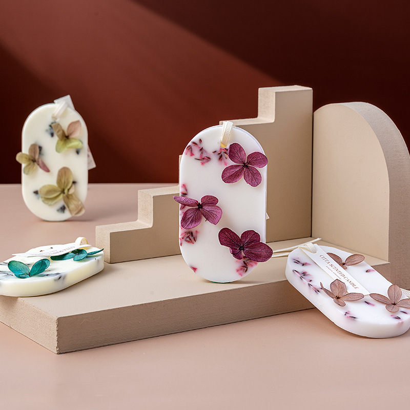 Manufacturers custom wardrobe incense candle pendant aromatherapy wax pieces with hand gift dry flower solid aromatherapy removing aroma wholesale Application Scenario