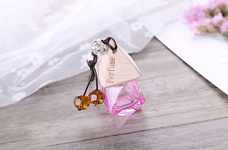 Car perfume pendant essential oil empty bottle car perfume bottle car pendant accessories in addition to odor lift details Picture
