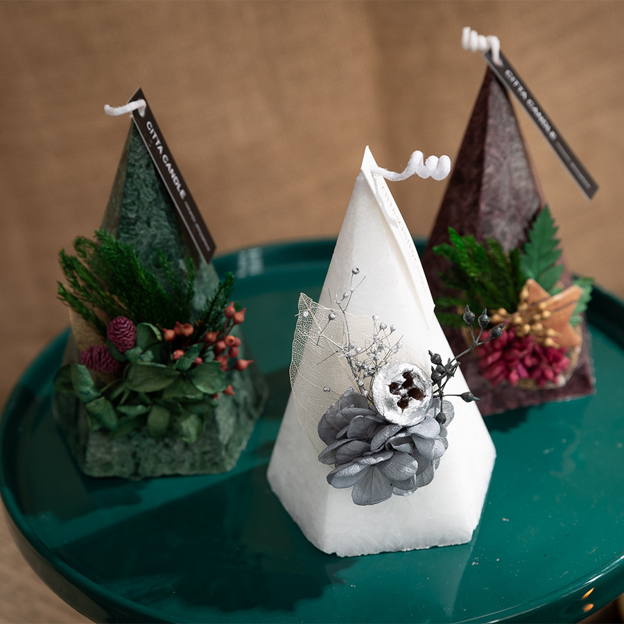 Custom Christmas tree aromatherapy candle ornaments Conical Immortal flower dried flower metal tray accessories Christmas fragrance candlestick wholesale full figure