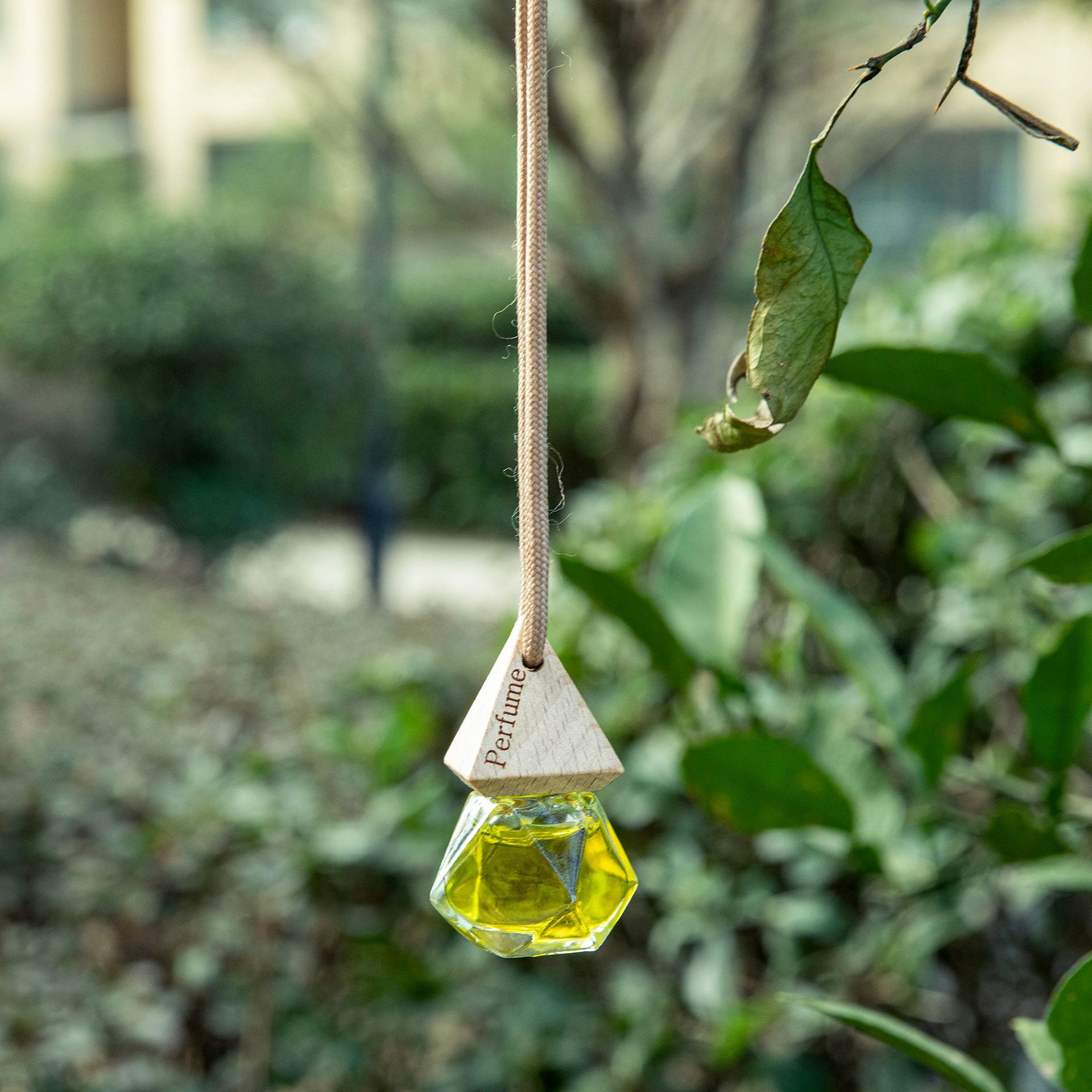 Car perfume pendant Car accessories fragrance Car decoration high-grade light fragrance hanging car aromatherapy pendant wholesale Application Scenario