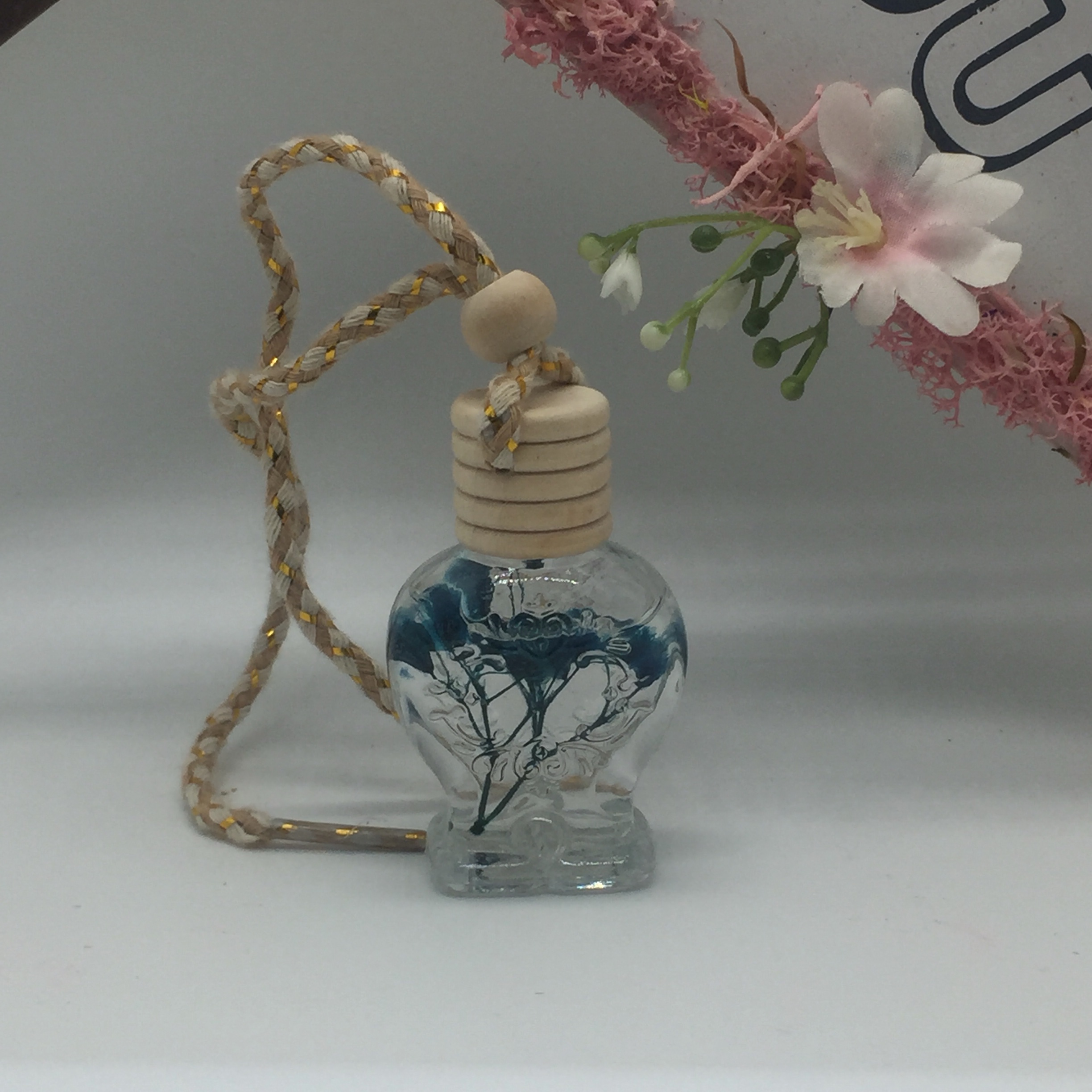 New glass bottle car perfume pendant Application Scenario