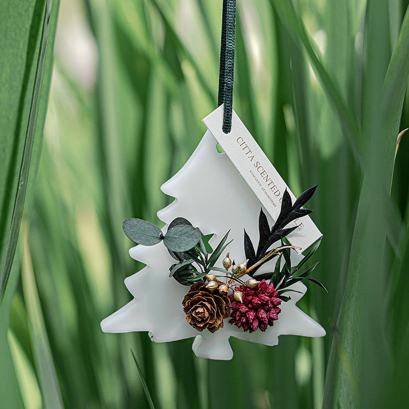Manufacturers direct sales of dry flower wardrobe handmade aromatherapy wax pieces Valentine's Day gift indoor candle fragrance pendant with hand gift box customization Application Scenario
