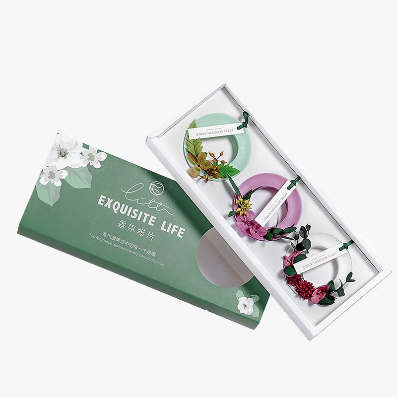 Bedroom wardrobe aromatherapy candle pendant solid scented scented essential oil wax pieces accompanied by hand gift box Christmas daily necessities wholesale Application Scenario