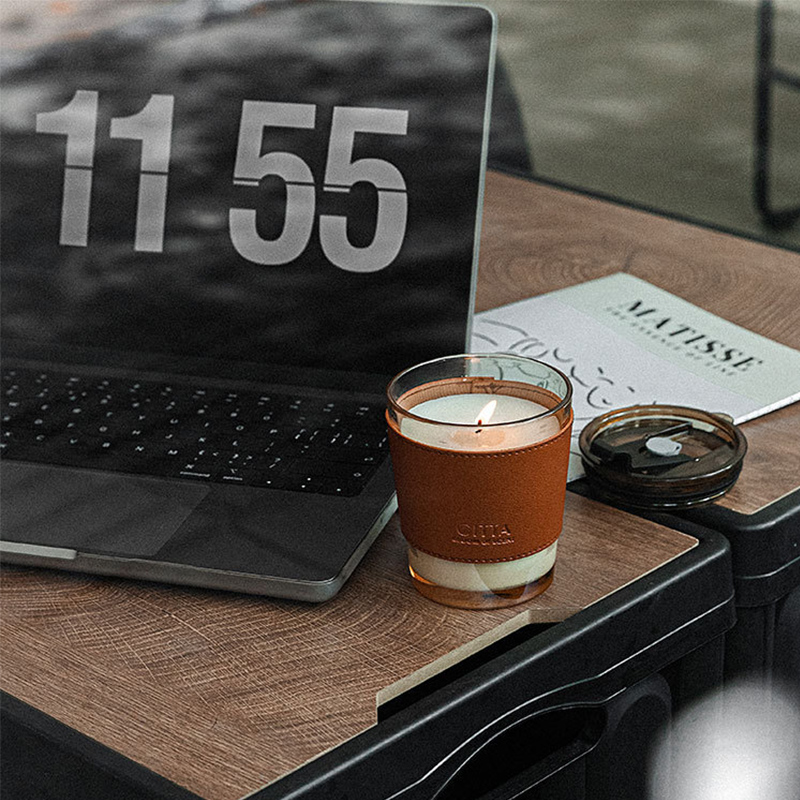 Factory direct sales coffee glass scented candle set handmade fragrance Valentine's Day creative birthday with hand decoration wholesale Application Scenario