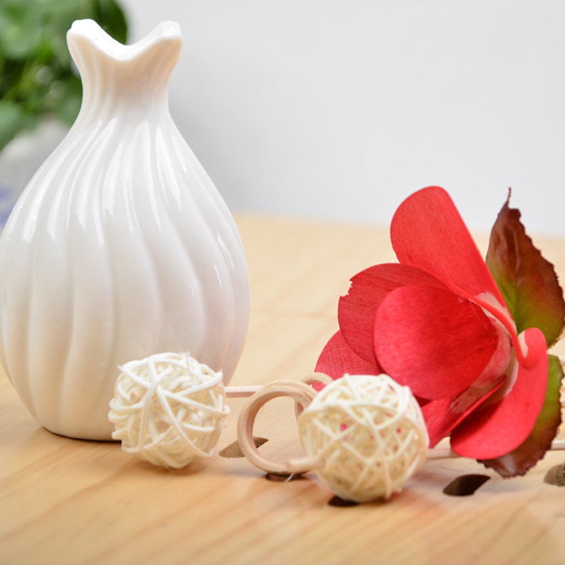 Aromatherapy in a room without fire in a porcelain white ceramic bottle Specification drawing
