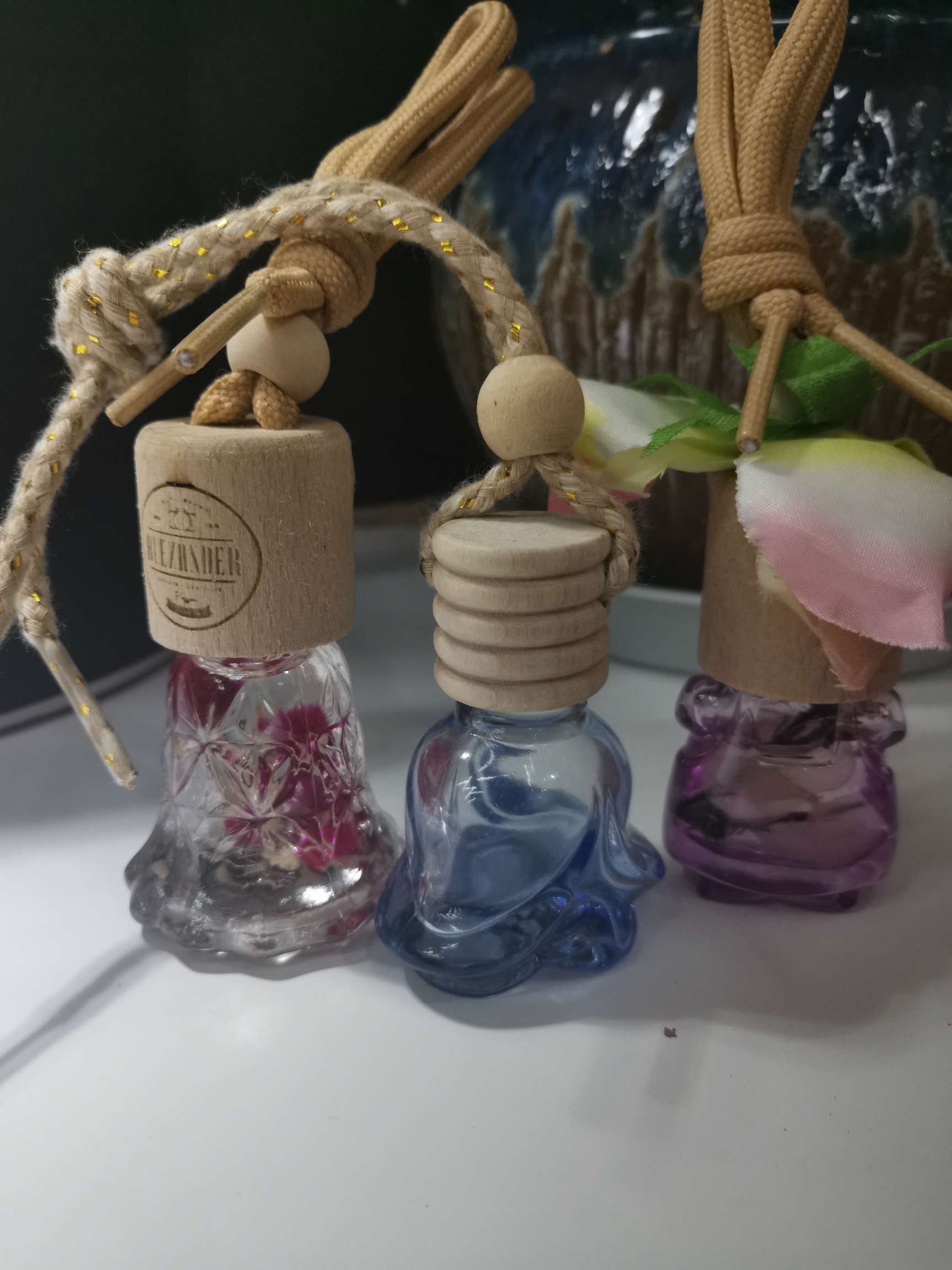 Car perfume pendant essential oil empty bottle car perfume bottle car pendant accessories in addition to odor lift.
