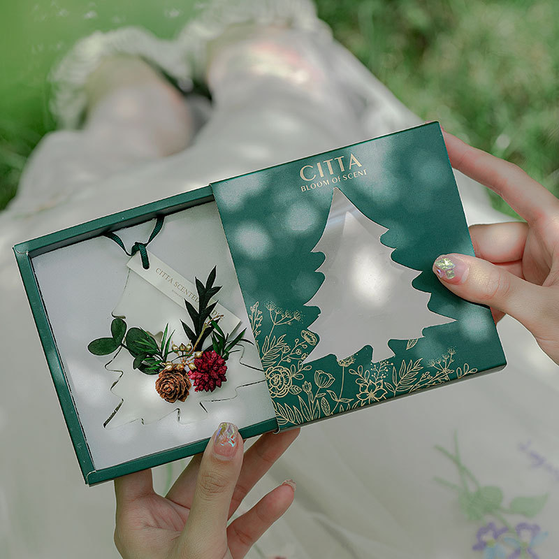 Manufacturers direct sales of dry flower wardrobe handmade aromatherapy wax pieces Valentine's Day gift indoor candle fragrance pendant with hand gift box customization